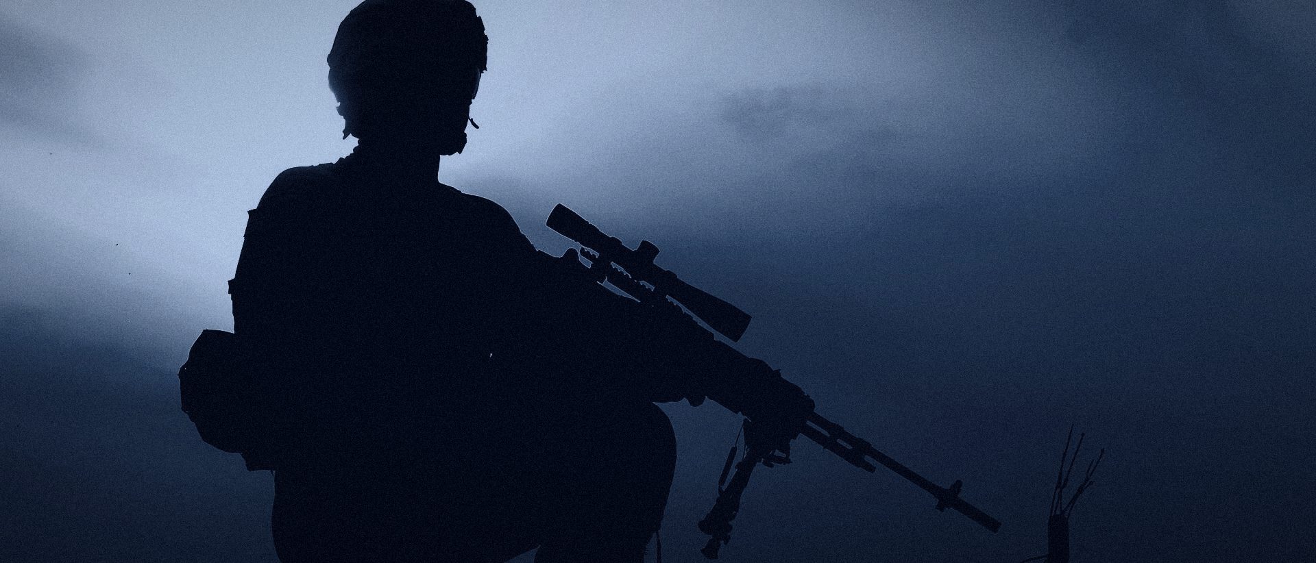 Soldado en silueta vigilando desde una posición elevada