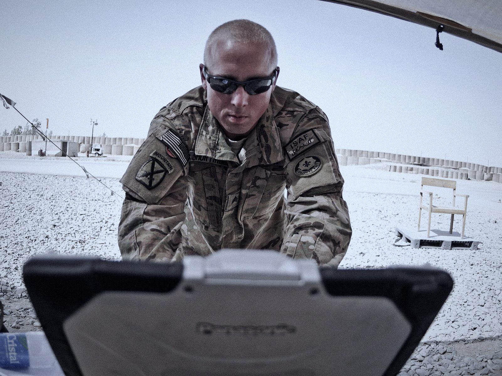Soldado registrando datos en un portátil rugerizado