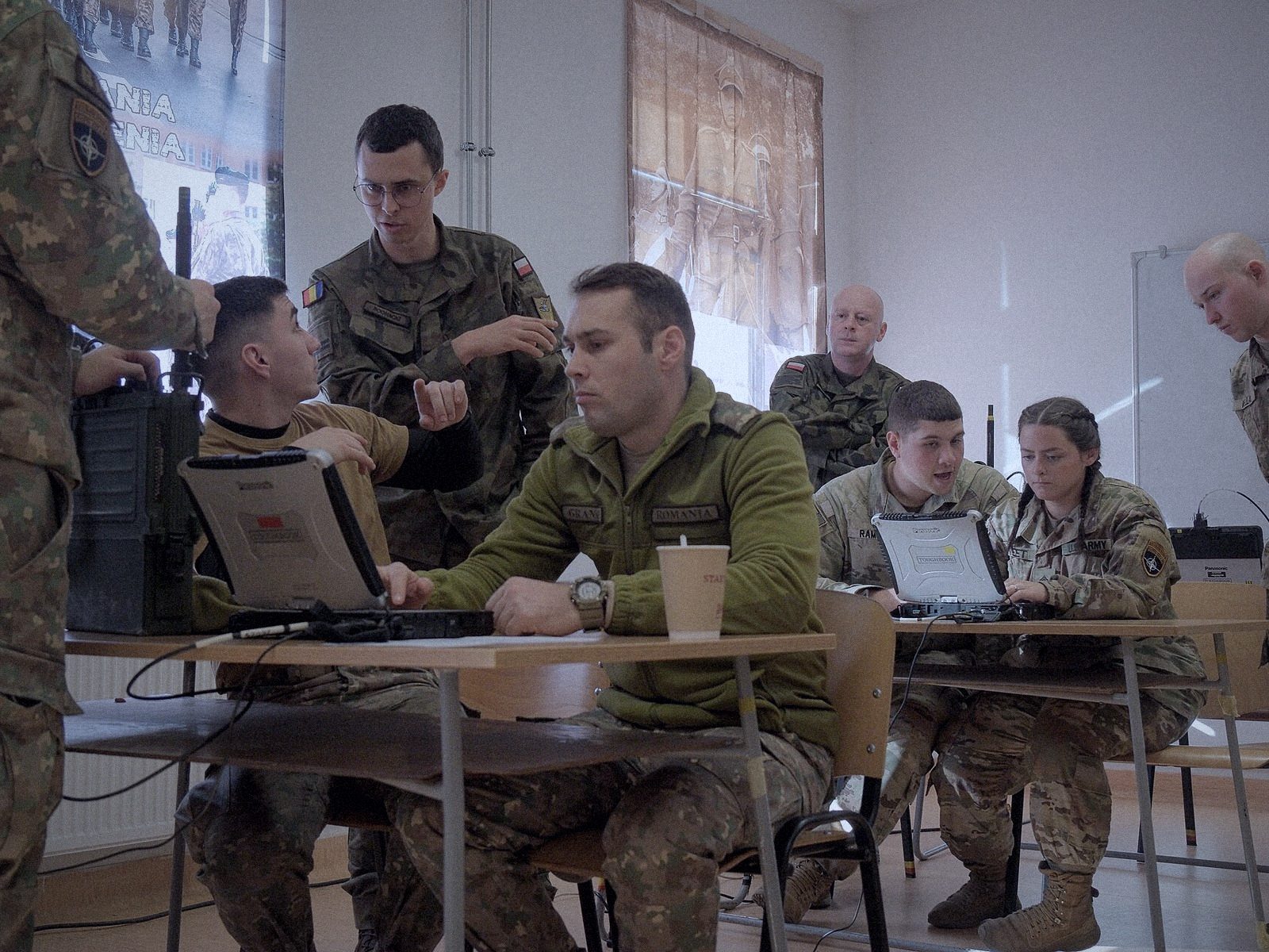 Militares configurando equipos de radio en un puesto de mando